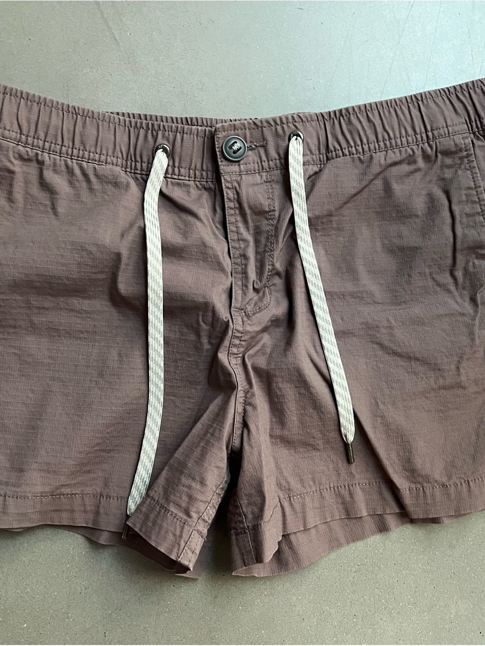 Vuori Men's Drawstring Athletic Shorts in Brown
